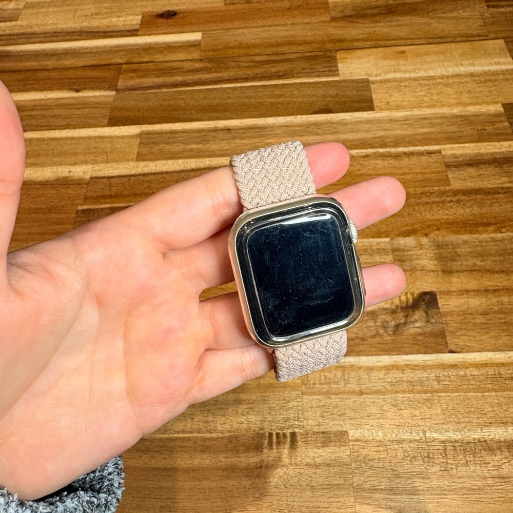 Apple Watch SE 40 MM Aluminum Case with Beige Band